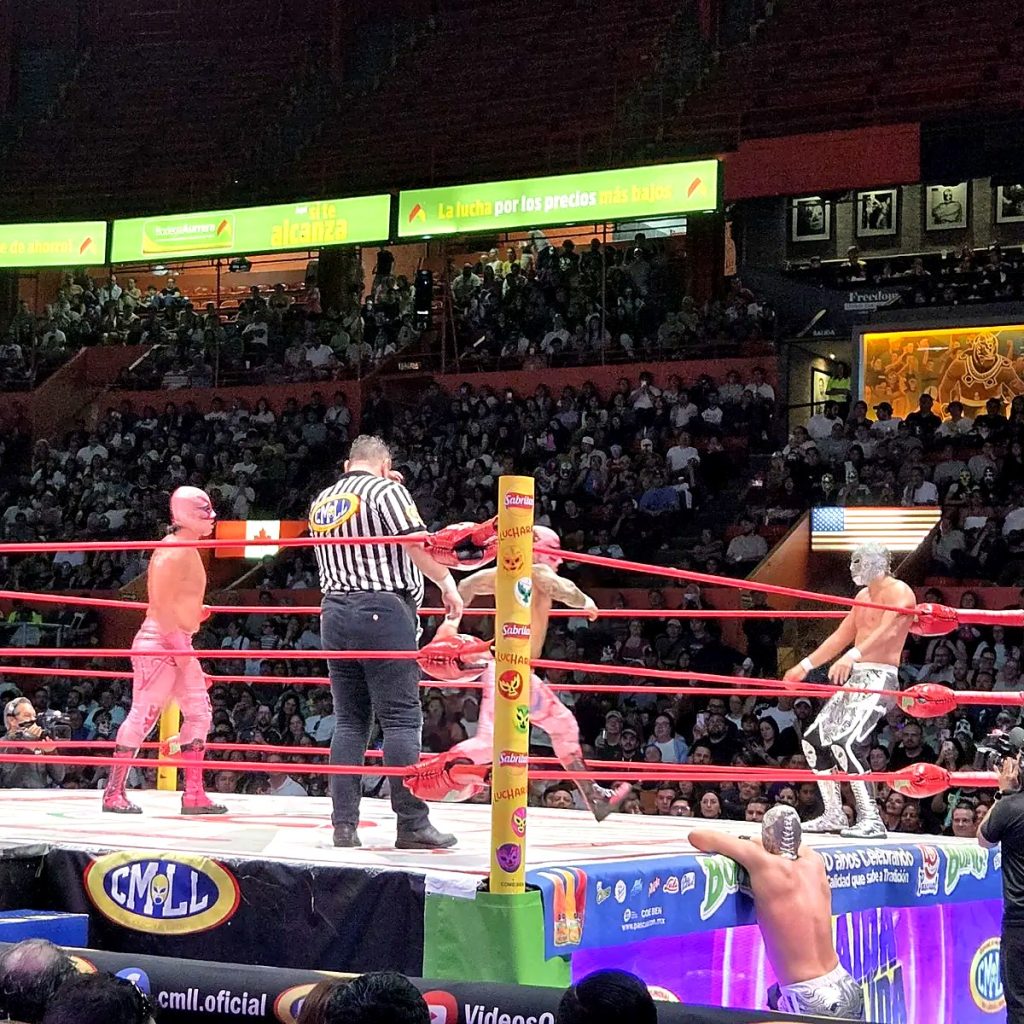 Lutteurs masqués et arbitre sur le ring de l'Arena México, lors du Domingo Familiar