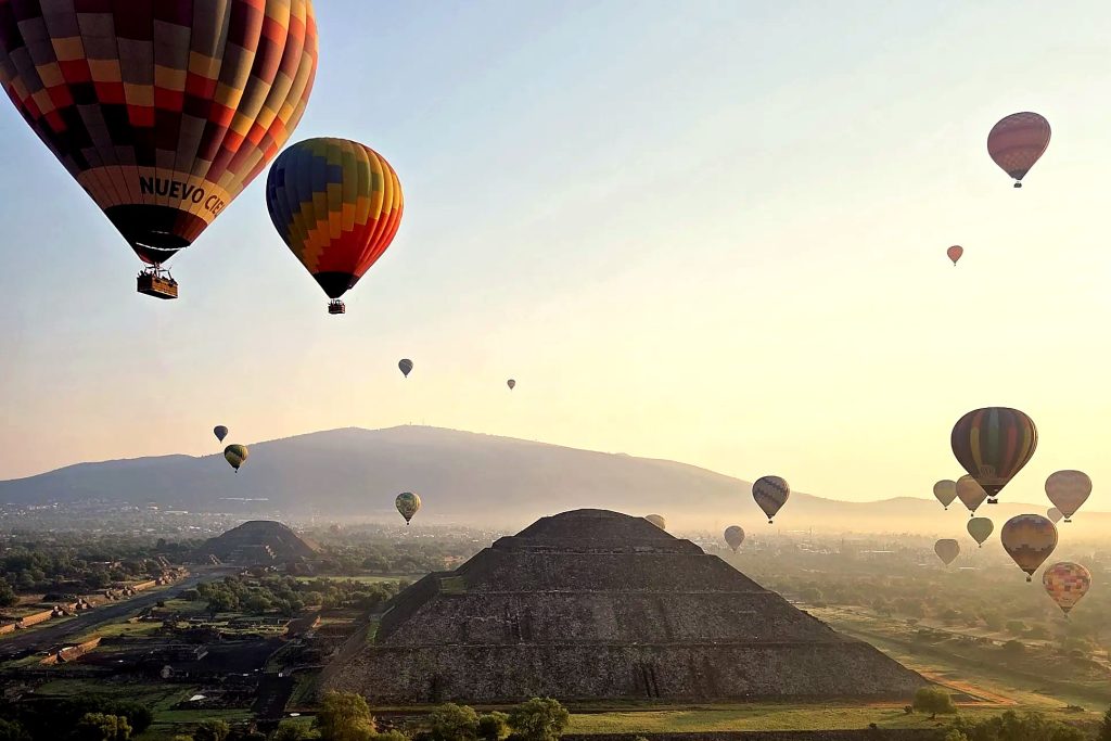 Montgolfières au lever du soleil au-dessus d'une pyramide de Teotihuacán, près de Mexico City